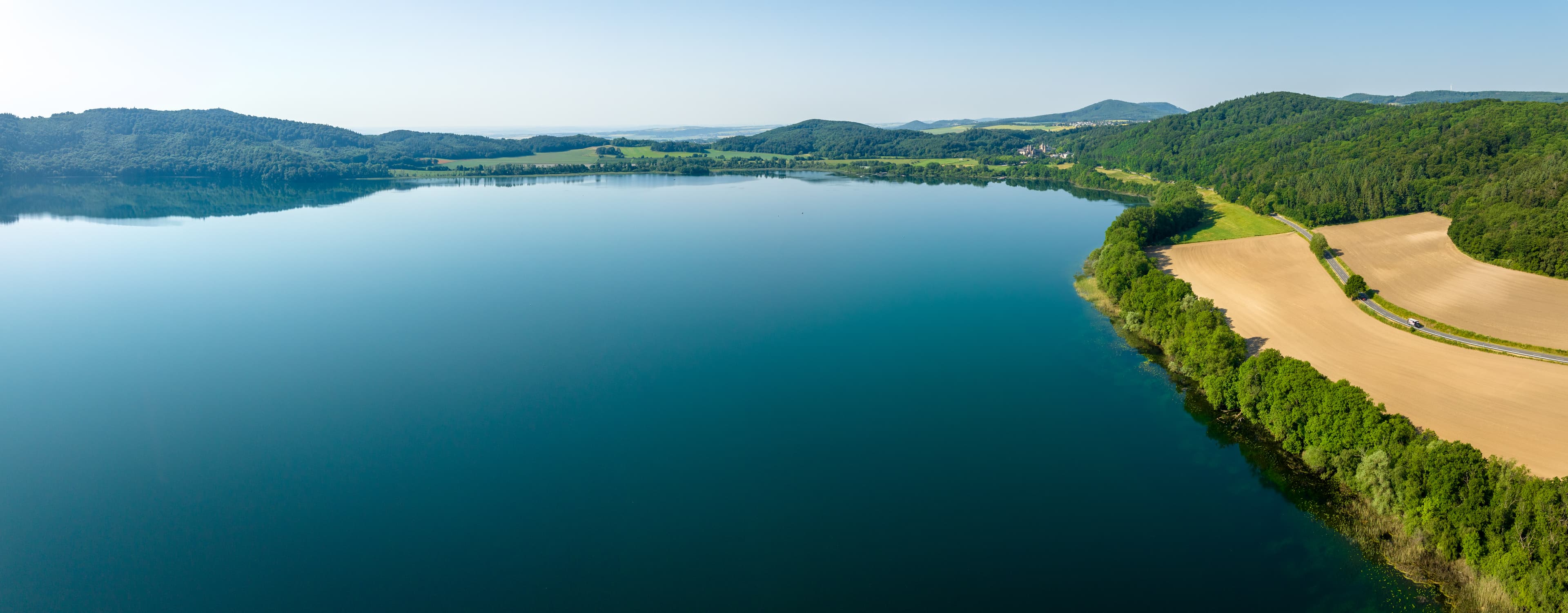 Laacher See avec l'Abbaye Maria Laach – Eifel Volcanique
