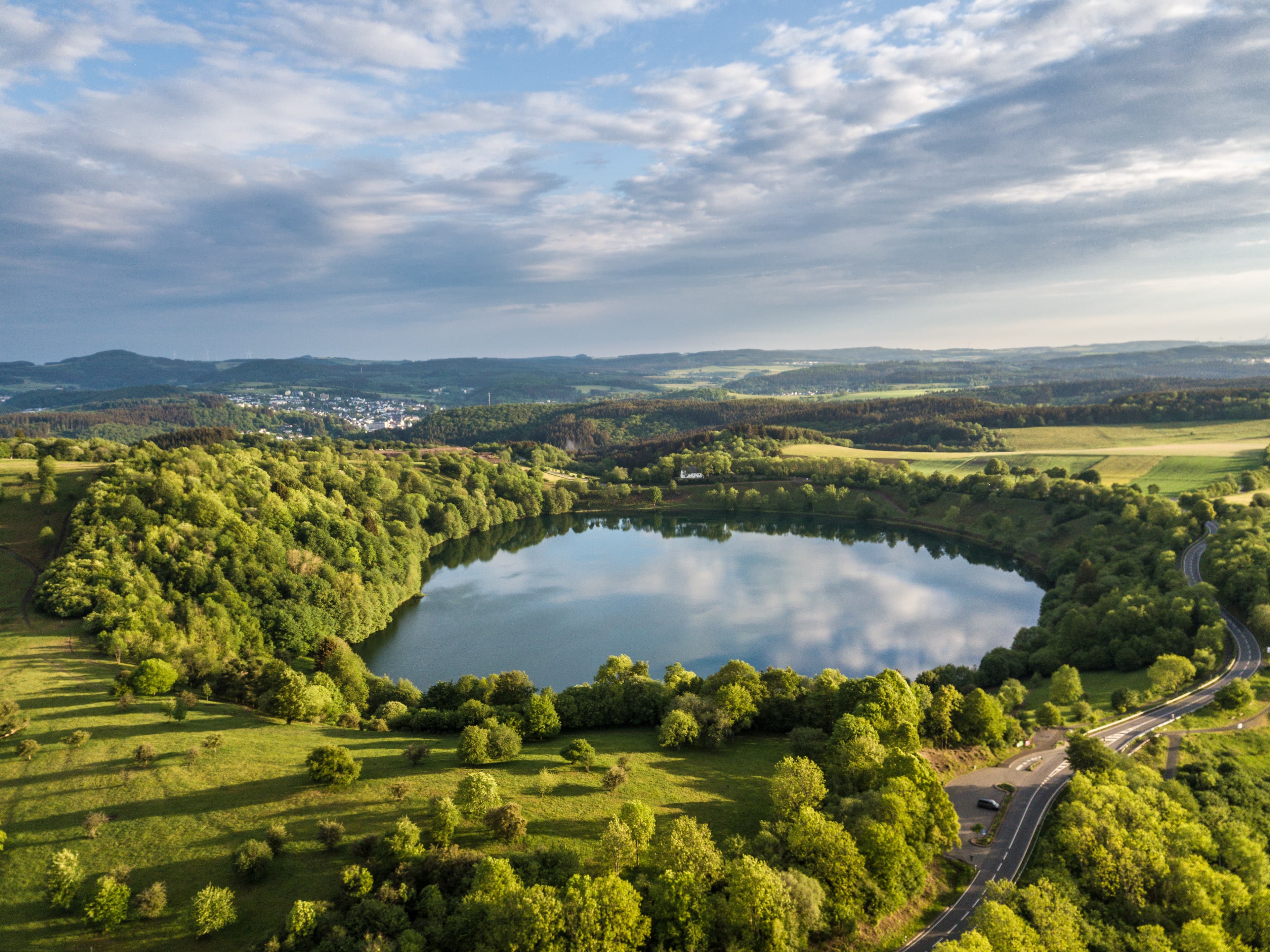 Weinfelder Maar mit Kapelle St. Thomas – Vulkaneifel